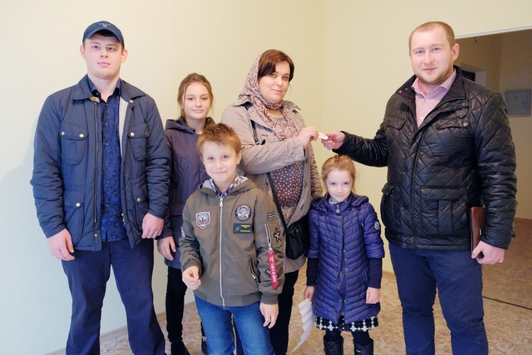 В Красногорске многодетной семье выдали квартиру