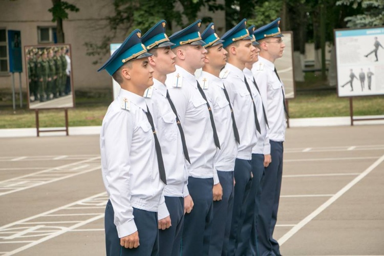 В Красногорском районе операторам научной роты Воздушно-космических сил вручены погоны лейтенантов.