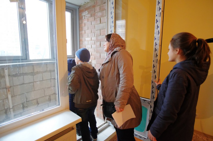 В Красногорске многодетной семье выдали квартиру