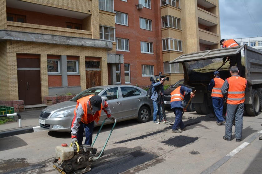 Дорожные службы Красногорского района проводят ямочный ремонт дорожного покрытия