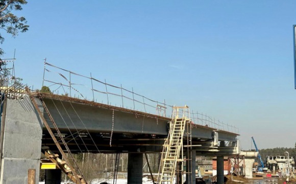 В Аникеевке завершён монтаж железобетонных балок на пролётном строении путепровода между опорами со стороны Новорижского шоссе и со стороны Волоколамского шоссе